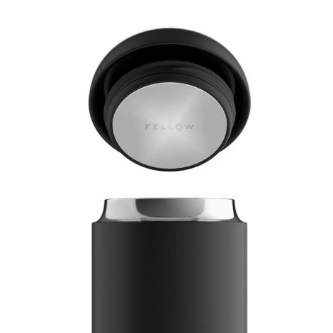 Termo šalica Fellow Carter Everywhere Mug 473 ml crna
