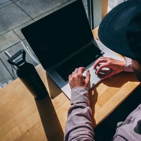 MiiR boca s uskim otvorom 680 ml - crna