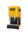 Gaggia Classic EVO u žutoj boji idealan je izbor za sve koji žele uživati u savršenom talijanskom espressu kod kuće. Proizveden u Italiji , ovaj aparat za kavu nudi vrhunsku kvalitetu, stručnu preciznost i pouzdane dugotrajne performanse.